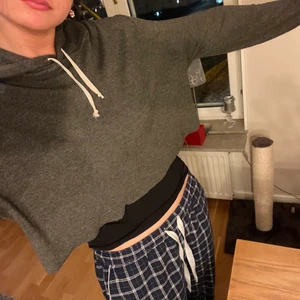 Mysig hoodie från Brandy Melville - Detta är den mysigaste hoodien någonsin!! Grå, lite croppad och med vita snören. Skulle säga att den är en small