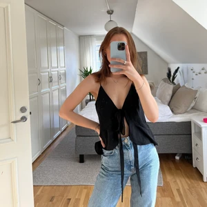 Sommartopp  - Somrig svart topp från Asos med knytning framtill. Strl 36. 