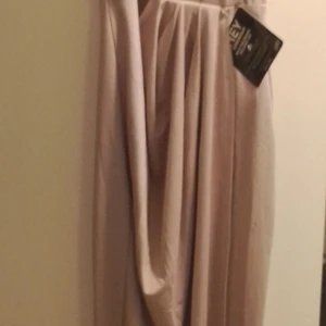 Klänning - Helt oanvänd med tagglappar kvar på klänningen lila i färg storlek E34 vilket motsvarar XS