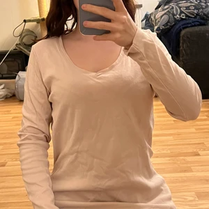 Långärmad tröja - Långärmad ljusrosa tröja. Storlek 42/44 och skulle säga att den är den storleken. Lite V-ringning :)