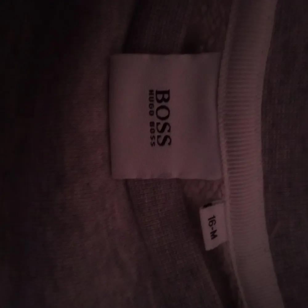 En grå Hugo boss tjock tröja som jag köpte från kidsbrandstore för 1100 kr och säljer för 400. Den är i storlek 16 år men passar även M-L. Har knappt använt tröjan så den är som ny. . Tröjor & Koftor.