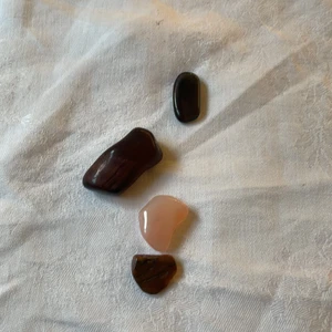 Kristaller  - Hej säljer 4 olika kristaller 1 rosenkvats, 1 svart agat, 1 röd jaspis och en tigeröga