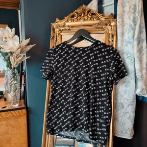 NA-KD T-shirt - En NA-KD tröja från just nakd🤍🖤. Superfin och använts snålt då och då, inga defekter. Skönt material och en trevlig t-shirt i allmänhet, jättebra passform. Kostade 199kr vid köpet. Frakt som vanligt🌼🚚