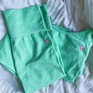 Träningsset - Liwe Activewear-set. Använt 2 gånger men har andra jag använder mycket mer därav säljer jag det. Obs: inte 100% squatproof så bryr du dig om sånt så ha ej på legdays! Kan mötas i stockholm annars står köpare för frakt💞 300kr för båda plaggen!