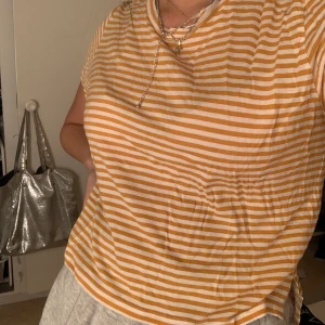 Tröja  - Kort tröja gul randig ifrån Monki💖 bra skick!