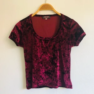 Retro topp - vinröd - Retro topp köpt vintage. Osäker på vad detta material kallas? Vinröd och märkt S.