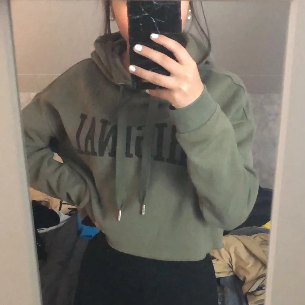 grön lite croppad hoodie i storlek xs. den kommer från h&m och är jätte fin och har trycket ”original” 😇. Hoodies.