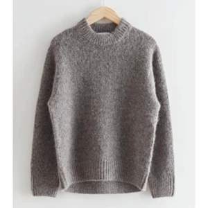 Stickad tröja - Säljer denna stickade tröjan från & other stories, helt ny. Säljer då jag inte tycker den passar mig. Helt slut på deras hemsida. Vid många intresserade startas budgivning. Köp direkt för 800kr