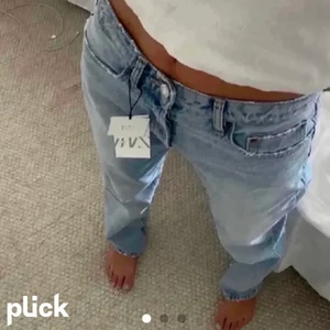 Zara mid jeans - Säljer dessa skitsnygga zara straight leg jeans. Första bilden är lånad. Priset kan diskuteras om ingen är intresserad annars blir d budgivning! Dem är strl 32 men skulle passa 34 också då dme är lite utstretchade!