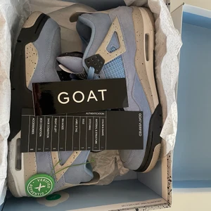 Jordans 4 unc  - Ett par Jordans 4 unc, storlek 42, äkta både goat och stock x verifikerade. Cond 8/10 finns lite flaws på dem men det syns knappt om man inte kollar noga därför priset med