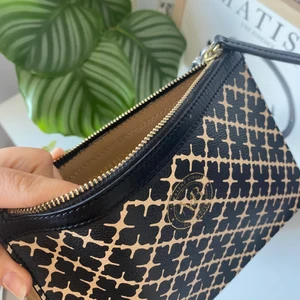 Clutch från Malene Briger - Liten clutch som rymmer mobil, plånbok nycklar. Bra skick! 