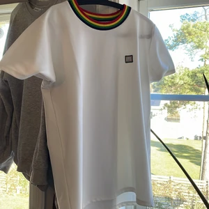 Acne unik tröja - Tjock acne t shirt med coola färger, använd 2 ggr