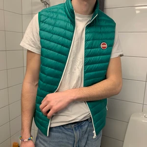 Colmar väst Storlek: 48 - Väst från colmar, använt få gånger, skicket är som ny. Inget trasigt.      Nypris: 2499kr.  Storlek 48 är som M.