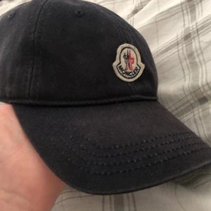 Moncler Keps - Riktig moncler keps som funkar o skanna med kameran, Spännaren är borta men går säkert o sätta dit någon. Funkar jättebra o använda