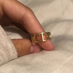 Christian Dior ring - Ej äkta, men super kvalite, den rostar inte, man väljer storlek själv då den går att ”trycka” åt som man själv vill ha den
