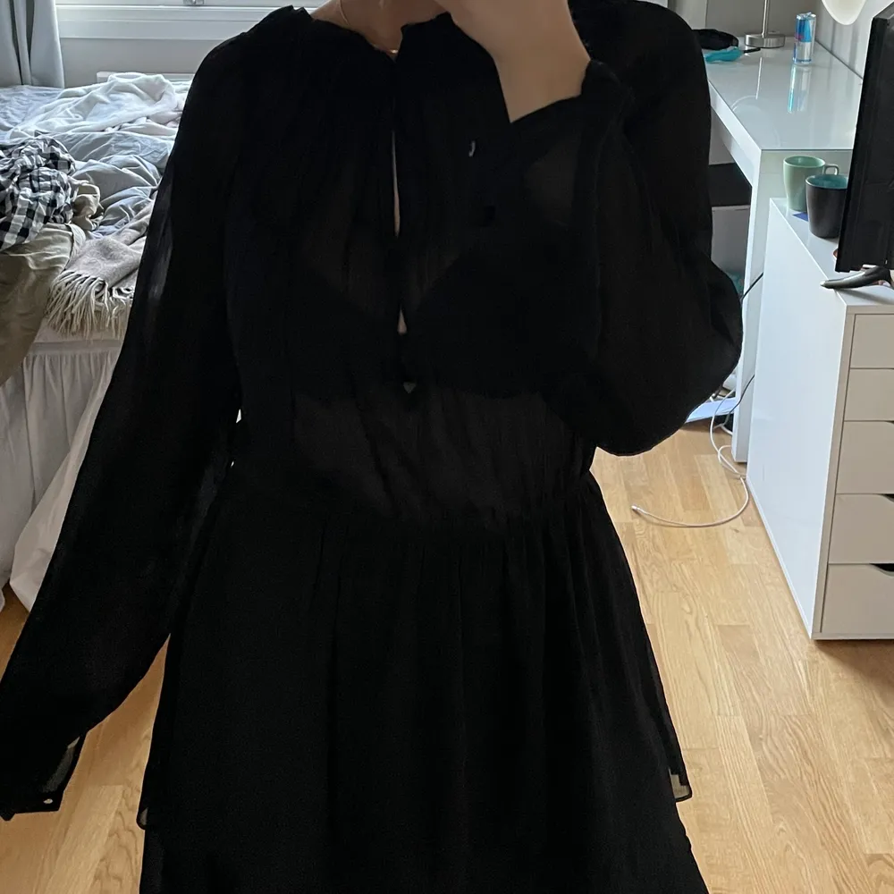En svart klänning ifrån NA-KD med snörning fram! 🤍 Klänningen är lite stor på mig därav passformen ser lite skum ut!. Klänningar.