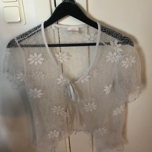 Spets topp - Säljerdenna coola spets toppen som är snygg över ett linne. Står ingen storlek men passar xs-m❤️