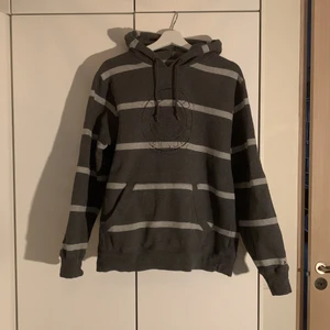 Hoodie - En grå randig huvtröja från Tommy hilfiger, i bra skick :) storlek M men sitter oversized