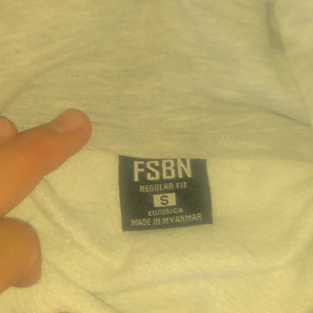 Säljer min gråa FSBN hoodie/huvtröja med texten ”send nudes” då nudes är överstruket med money så det står ”send money!” Säljer för jag vill köpa en Nike tech tracksuit🤍. Hoodies.