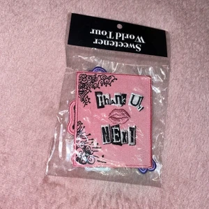 Ariana grande patches  - Ifrån VIP bagen på sweetener world tour! Bud i dm
