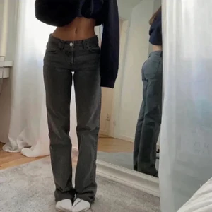 Mid-rise Jeans Zara - Säljer mina helt oanvända jeans från Zara. Endast testade så i jättefint skick ❤️ (lånad bild)