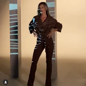 BYXOR - kostymbyxa/byxor i brun färg, håller sig i formen! bra kvalité