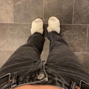 Zara byxor i storlek 38 - Populära mid waist straight jeans från Zara i svart/grå. Storlek 38 en är lite stora för mig som är 161. Relativt nya har använt några gånger. 200+frakt 