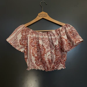 Off-shoulder blus  - Off-shoulder blus från Gina Tricot! Har inte kommit till användning men det är superfint material som sitter jättefint. Passar lika bra till XS som S.