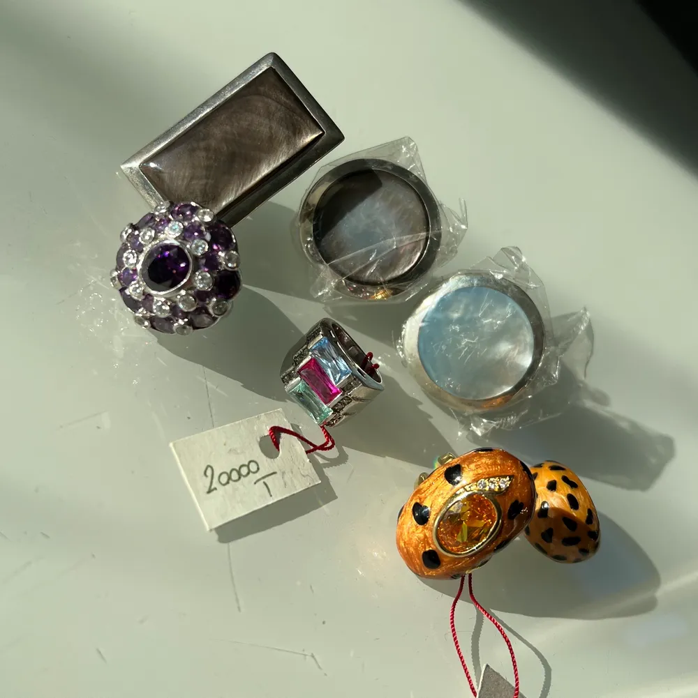 nya, unika statement ringar frĂ„n 2000s PersienđĂ€kta silver allihopa! OLIKA storlekar M-XL Lila/silver runda och prickiga utan Sten Ă€r sĂ„ldaâïžâïž De runda o rektangulĂ€ra kostar 110kr/ st. Den prickiga med Sten kostar 200kr. Asusteet.