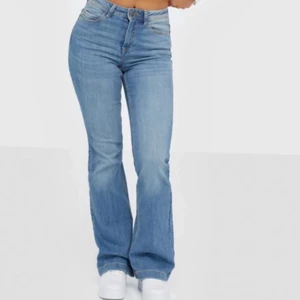 Nelly Jeans Trendiga! - Jag säljer mina nelly jeans som har användts endast en gång! Dom passar för 155-160 lång. Orginalpris 399kr, säljer för 250kr+frakt. Storlek W/25 L/30. Dom är i gott skick och har mellanhög midja⚡️⚡️⚡️