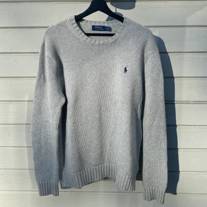 Polo Ralph Lauren Stickad Tröja (M) - Stickad Tröja från Ralph Lauren i storlek M. Tröjan är i fantastiskt skick och endast använd fåtal gånger, som ny. Sitter lite större i storleken och materialet är ganska tjockt men varmt och mysigt. 