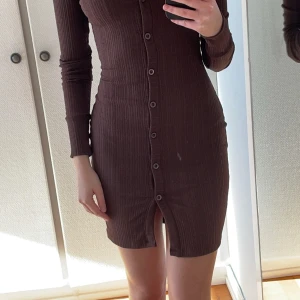 Klänning från NA-KD - Super snygg brun klänning från Na-kd. Lite varmare så passar perfekt till våren! Frakt tillkommer 🥰👍🏼