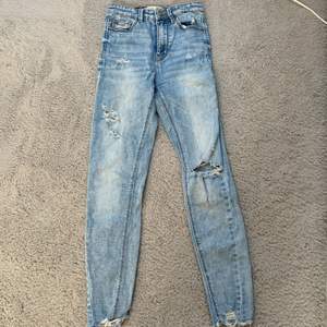 jätte fina jeans från stradivarius (zalando) i storlek 34, fint skick och köpta för 400kr, skriv privat för fler bilder!🦋