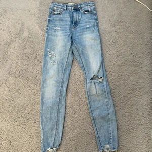 jeans - jätte fina jeans från stradivarius (zalando) i storlek 34, fint skick och köpta för 400kr, skriv privat för fler bilder!🦋
