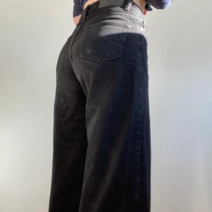 Wideleg jeans - Säljer nu dessa sjukt snygga och bekväma jeans från junkyard. De är wideleg och midwaist och lagom i längd för mig som är 166.                                                                     Fler bilder och mått går att få, pris diskuterbart.