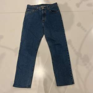 Helt nya Levis jeans 501.Lite uppsydda i benen vilket gör att de är kortare än vanligt. Väldigt sköna men säljer då jag inte använde de någon gång och passar inte de längre. Ny pris 1099kr.