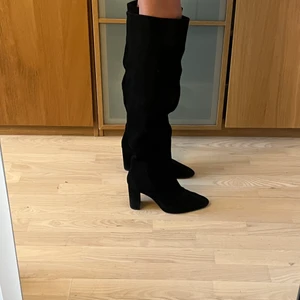 Svarta Mocka boots från Zara - Mocka boots från Zara köpta för 1800 💘