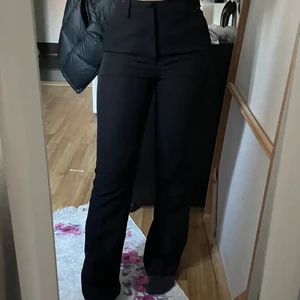 Kostymbyxor från bikbok - (Lånade bilder) Jättefina kostymbyxor från bikok i mycket bra skick. Hör av dig för mer information eller frågor:)