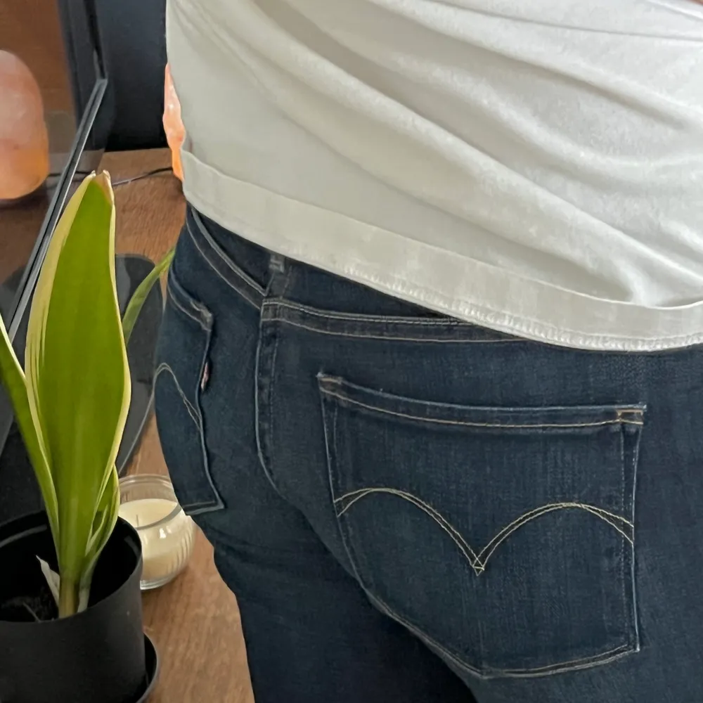 Snygga jeans från Levis🌼 köpta secondhand därav priset✨ Frakt tillkommer 🚚. Jeans & Byxor.
