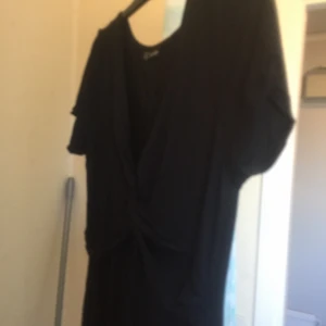 Bodyflirt - Svart klänning med urining