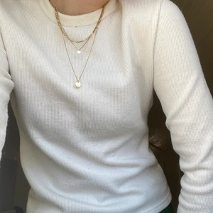 Vit tröja från BikBok. - Vit tröja från BikBok i Storlek L men passar både S och M. Tröjan har inga skador och är knappast använd. Kontakta vid köp✨