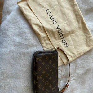 Louis Vuitton väska - Säljer min lilla mini väska, dessvärre har bandet gått sönder då den är vintage men går säkert att lämna in den någonstans. Kvitto har jag ifrån vestiaire!