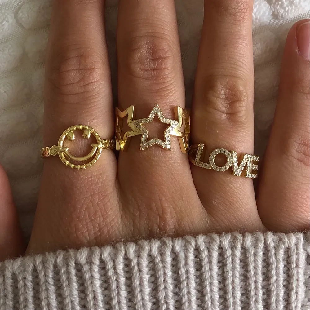 Justerbara guldpläderade ringar finns nu att köpa! 99kr/styck med gratis frakt! 💌 Passar till allt! Skicka ett meddelande vid intresse!. Accessoarer.