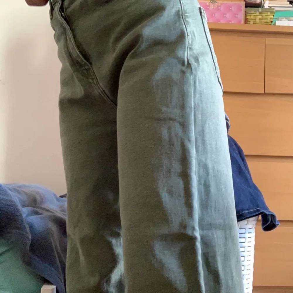 Ett par militärgröna byxor från lager 157 i storlek S men passar nog M också. Köptes för ca 200-250kr tror jag och säljer för 84 kr.. Jeans & Byxor.