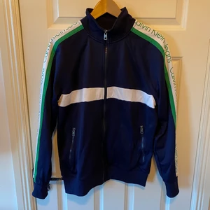 CALVIN KLEIN JEANS TRACKTOP - En tracktop från Calvin Klein Jeans i bra skick! Storlek XS