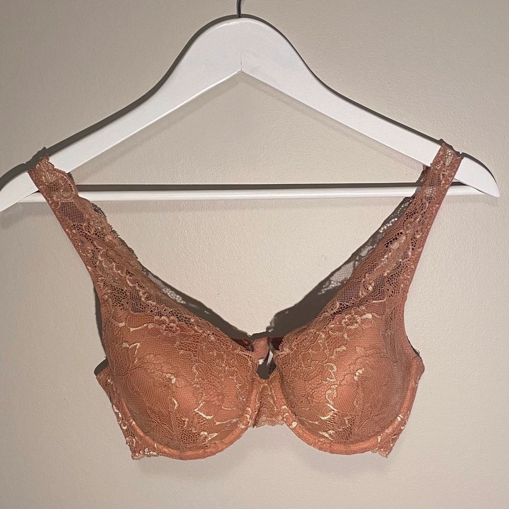 En roströd spets-bh med bygel från lindex. Tror modellen heter Lilja. Har en större bit spets fram som är jättefint🌸 Finns även i en svart färg. Köparen står för frakten📦. Övrigt.
