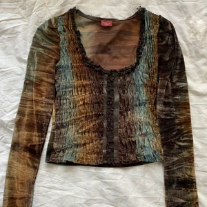 Trendig långärmad topp - Skitsnygg topp köpt på humana, har dock aldrig använt den🤍 