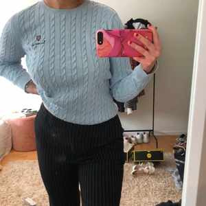 Bondelid tröja - Kabelstickad bondelid tröja i en väldigt fin blå färg men som inte kommit till användning, lappen kvar ❤️