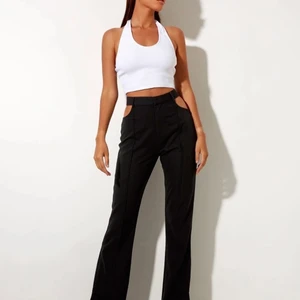 Cut-out kostymbyxor - Säljer dessa coola byxor från motel rock, helt oanvända. Strl M. Köpta för 630 +frakt&tull. Säljer för 350, köparen står för frakten 🌸