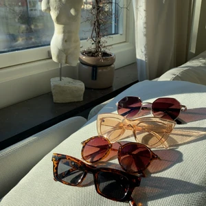 Solglasögon  - De längst ner och de rosa är helt oanvända. De andra i jättefint skick!